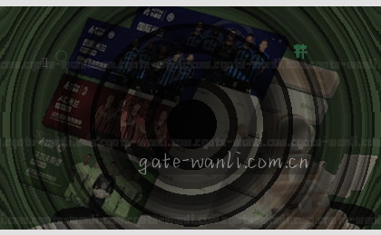 老人用手机查看地图，手指放大路边小店。